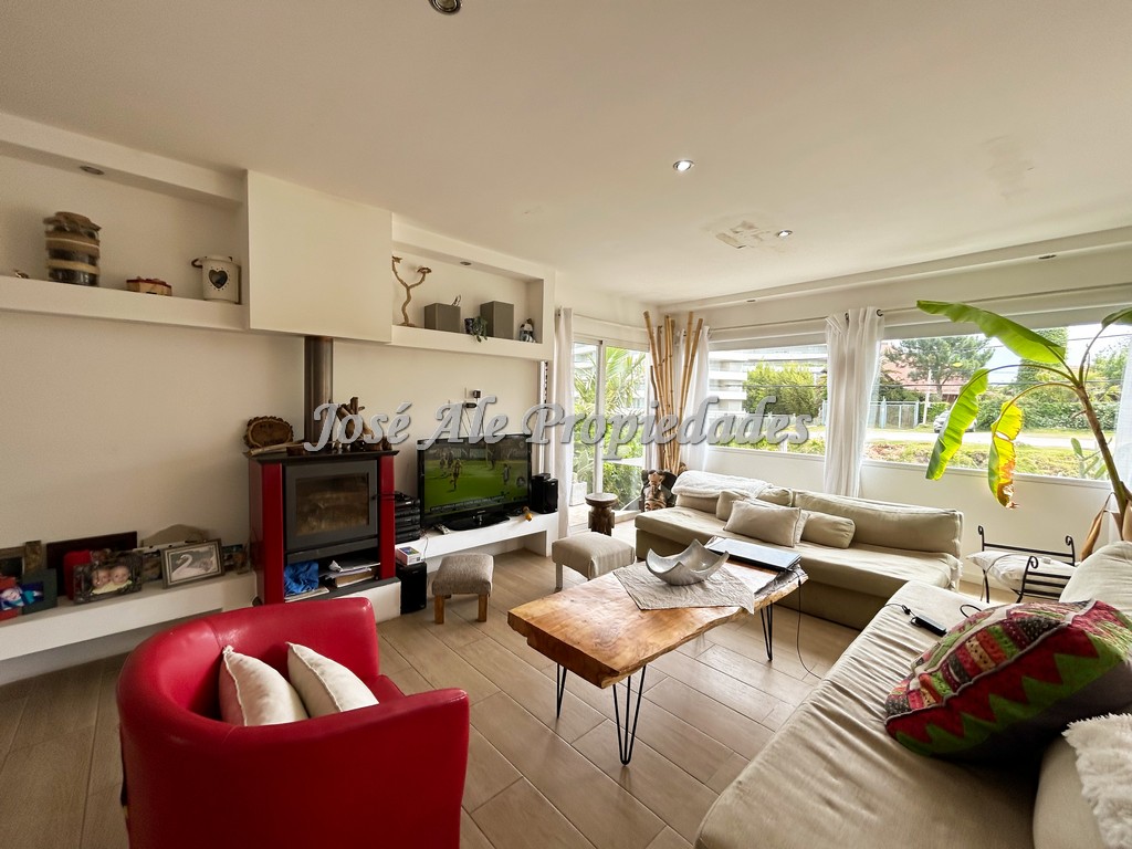 Imagen 6 de Hermosa y moderna propiedad ubicada a solo metros de Rambla y Playas de Colonia del Sacramento.