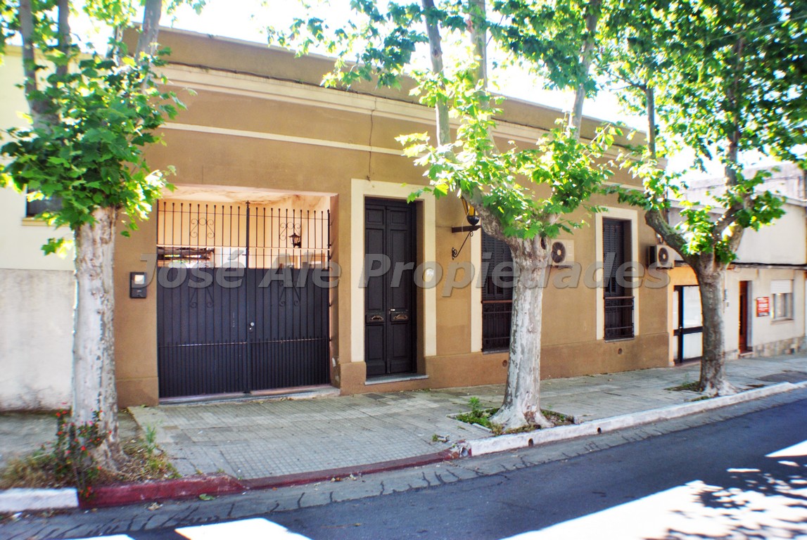 Imagen 1 de Hermosa propiedad con estilo Colonial ubicada en Pleno Centro de Colonia- próxima a Gral. Flores, Terminal de ómnibus y BQB.
