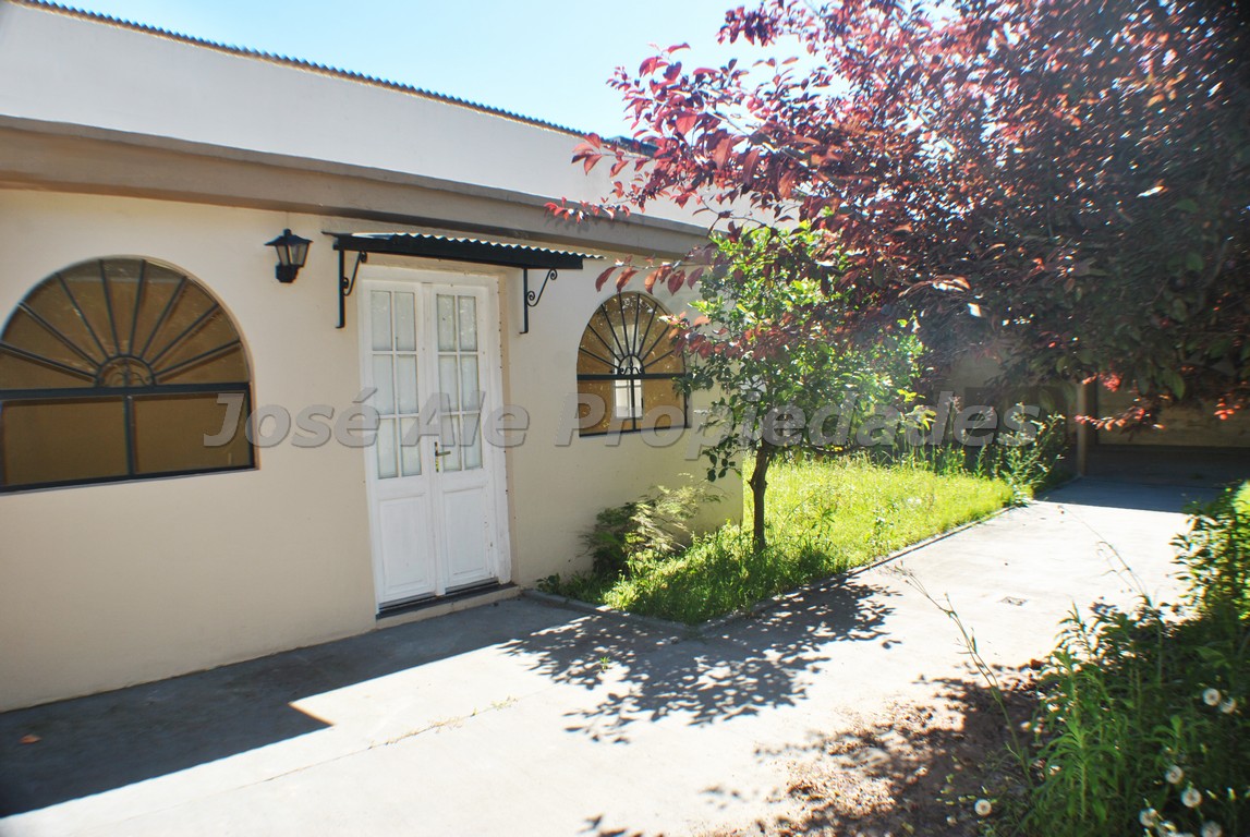 Imagen 2 de Hermosa propiedad con estilo Colonial ubicada en Pleno Centro de Colonia- próxima a Gral. Flores, Terminal de ómnibus y BQB.