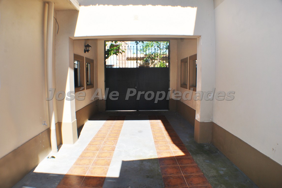 Imagen 3 de Hermosa propiedad con estilo Colonial ubicada en Pleno Centro de Colonia- próxima a Gral. Flores, Terminal de ómnibus y BQB.