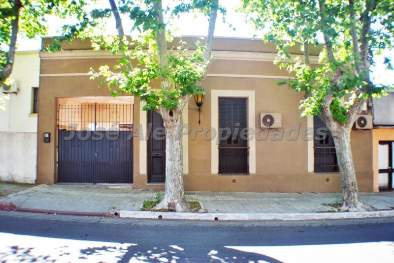 Hermosa propiedad con estilo Colonial ubicada en Pleno Centro de Colonia- próxima a Gral. Flores, Terminal de ómnibus y BQB.