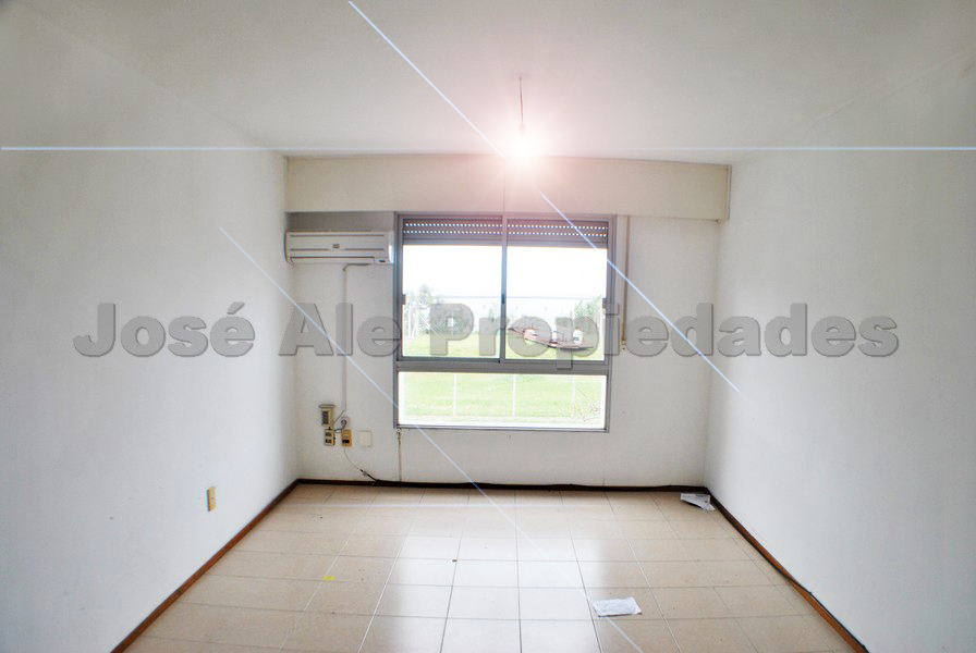 Imagen 1 de Luminoso departamento ubicado a corta distancia del centro de Colonia a pasos de todos los servicios con hermosa vista al río.