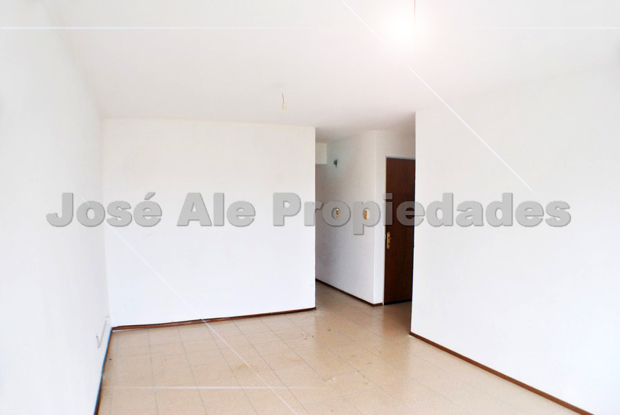 Imagen 2 de Luminoso departamento ubicado a corta distancia del centro de Colonia a pasos de todos los servicios con hermosa vista al río.