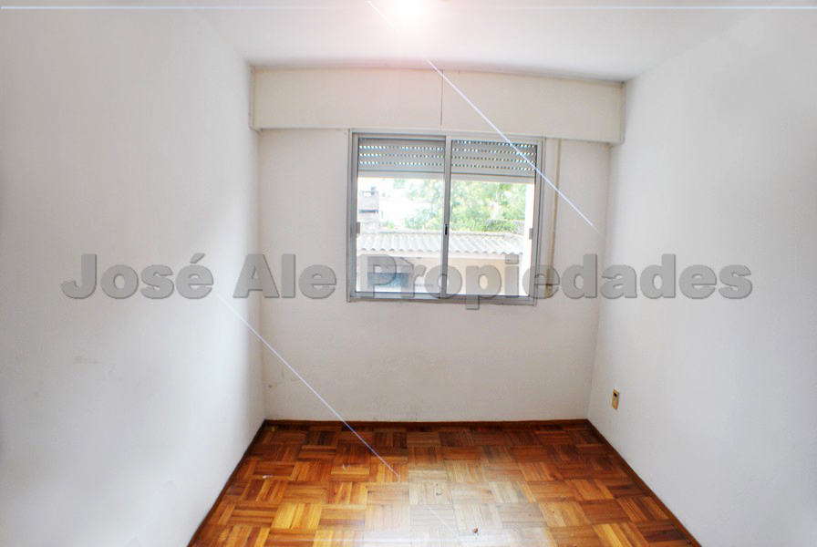 Imagen 6 de Luminoso departamento ubicado a corta distancia del centro de Colonia a pasos de todos los servicios con hermosa vista al río.