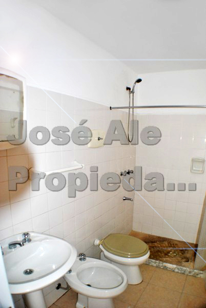 Imagen 7 de Luminoso departamento ubicado a corta distancia del centro de Colonia a pasos de todos los servicios con hermosa vista al río.