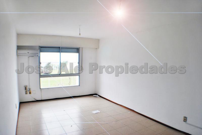 Luminoso departamento ubicado a corta distancia del centro de Colonia a pasos de todos los servicios con hermosa vista al río.