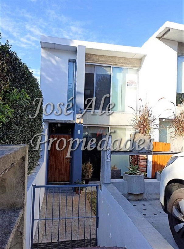 Imagen 1 de Hermosa Propiedad ubicada en zona balnearia a metros de Rambla Costanera y Playas de Colonia del Sacramento.