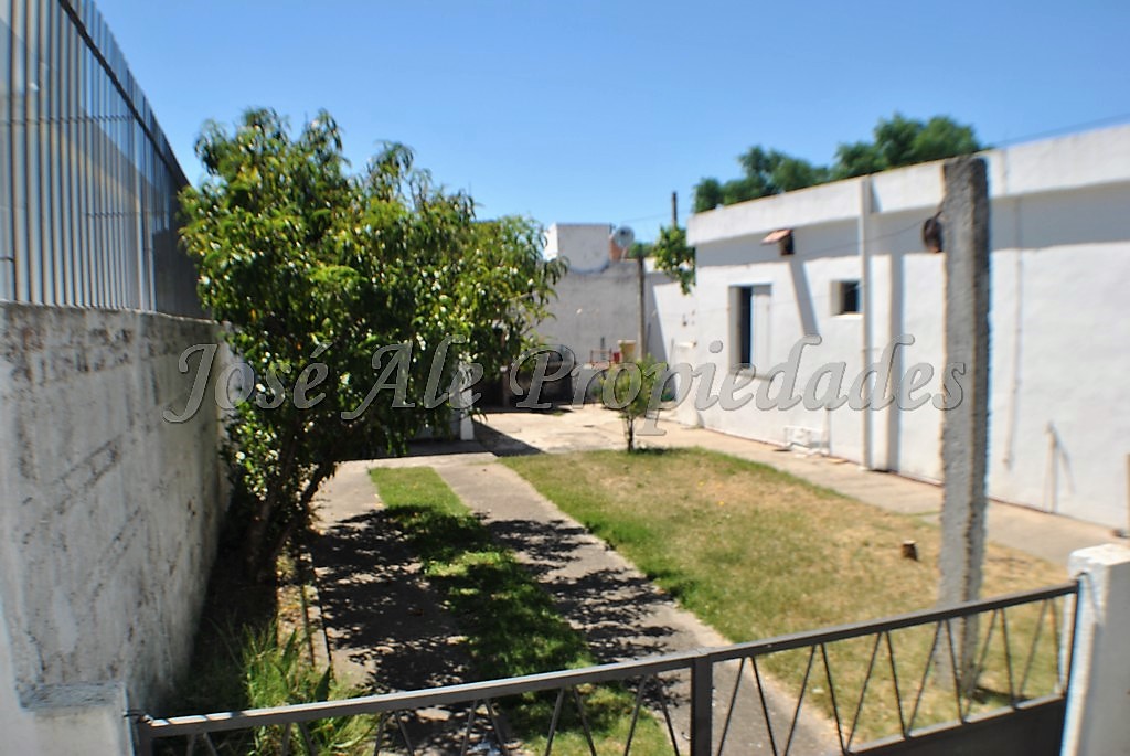 Imagen 1 de Casa a pasos del centro de Colonia del Sacramento, Terminal de ómnibus y Puerto.