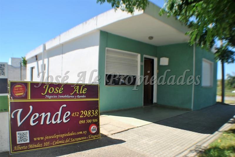 Casa a pasos del centro de Colonia del Sacramento, Terminal de ómnibus y Puerto.