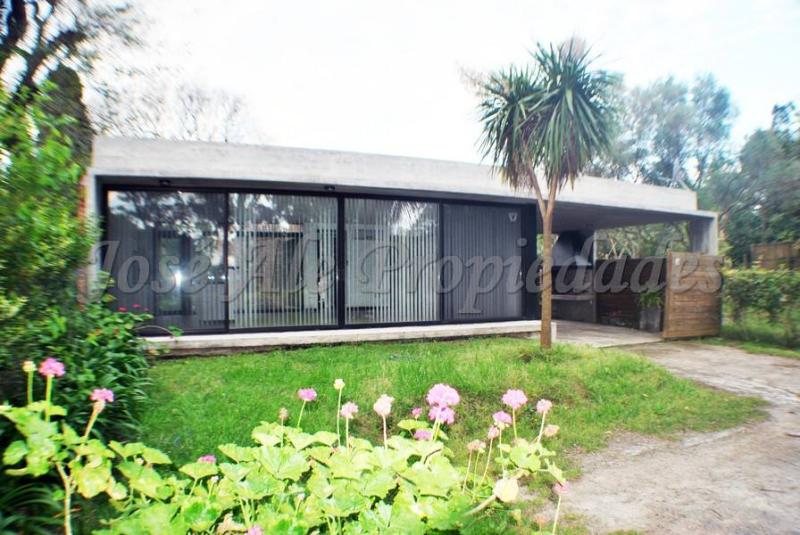 Magnífica propiedad en zona balnearia, a metros de Rambla Costanera de Colonia del Sacramento.