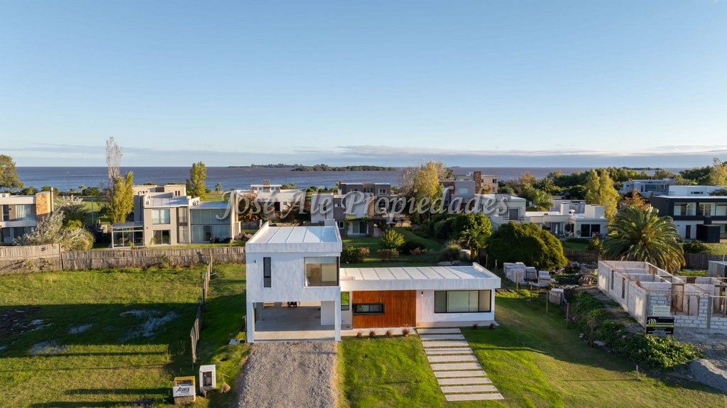 Imagen 1 de Importante propiedad a estrenar en barrio Sheraton, frente a una de las playas más tranquilas de Colonia del Sacramento.