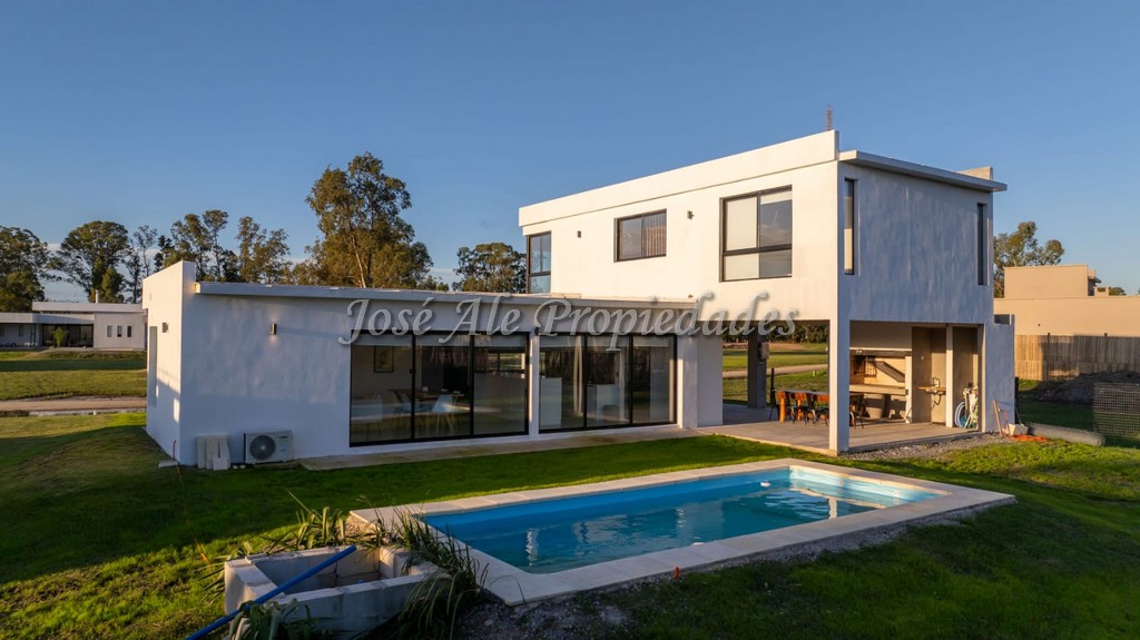 Imagen 2 de Importante propiedad a estrenar en barrio Sheraton, frente a una de las playas más tranquilas de Colonia del Sacramento.