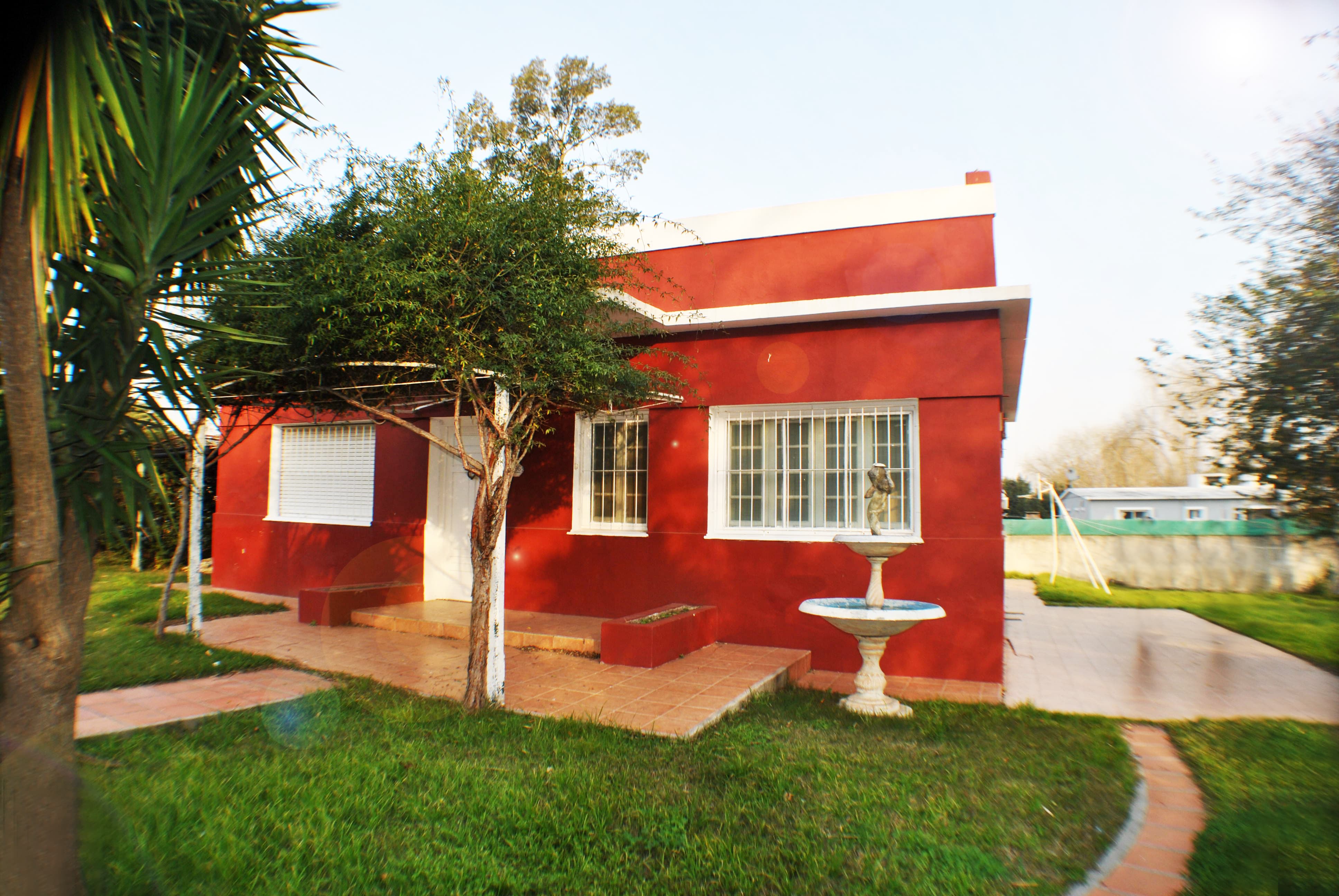 Imagen 2 de Casa de grandes dimensiones, ambientes espaciosos, confortables y luminosos.