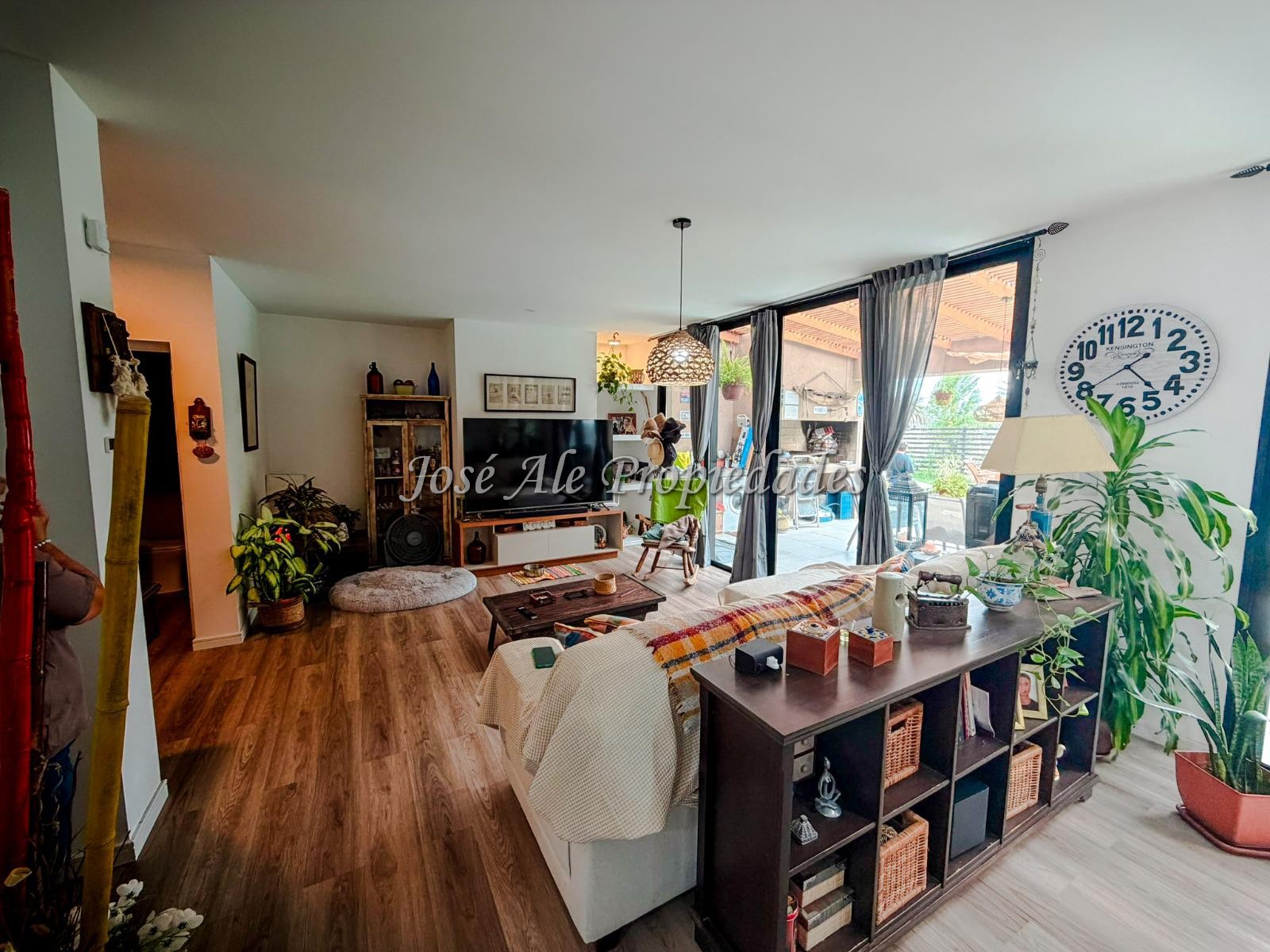 Imagen 1 de Casa transformada en hogar. Luminosidad y diseño que invita a quedarse, ubicada en una zona del Real de San Carlos elegida por la calidad de vida que brinda el entorno.