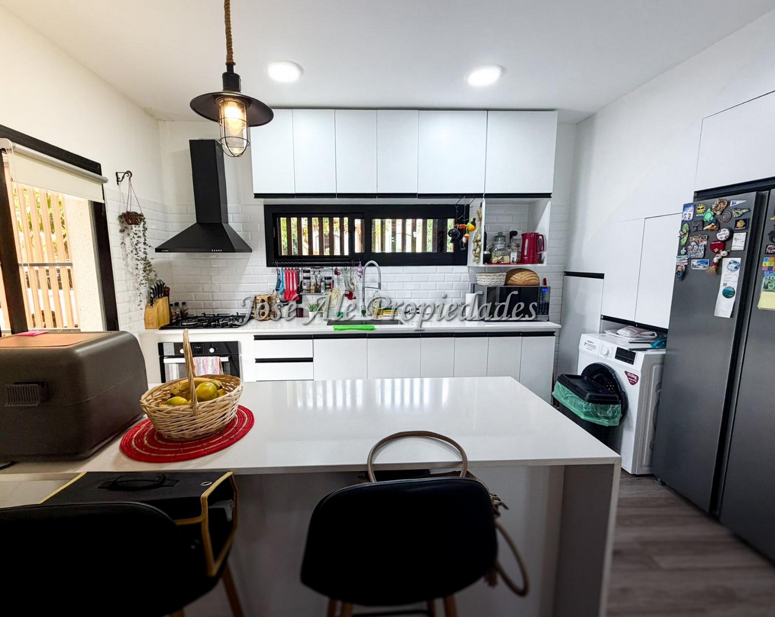 Imagen 2 de Casa transformada en hogar. Luminosidad y diseño que invita a quedarse, ubicada en una zona del Real de San Carlos elegida por la calidad de vida que brinda el entorno.