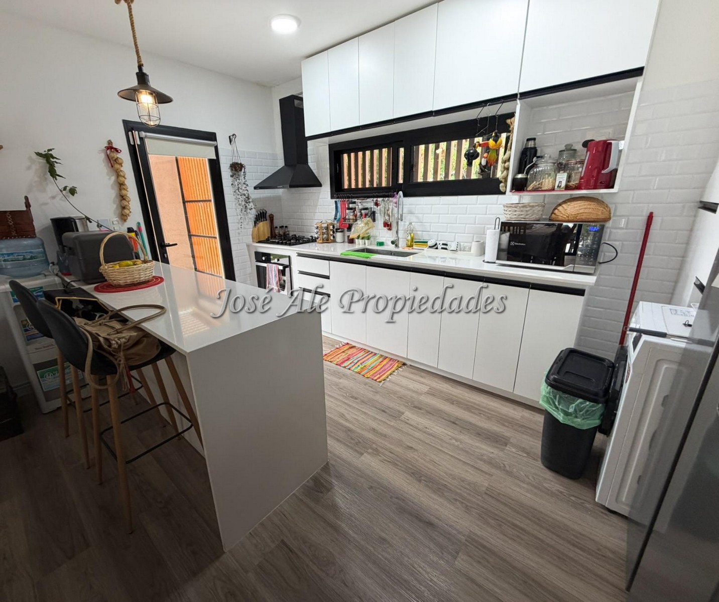 Imagen 3 de Casa transformada en hogar. Luminosidad y diseño que invita a quedarse, ubicada en una zona del Real de San Carlos elegida por la calidad de vida que brinda el entorno.