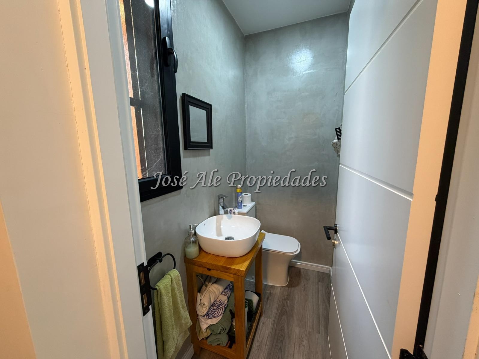 Imagen 5 de Casa transformada en hogar. Luminosidad y diseño que invita a quedarse, ubicada en una zona del Real de San Carlos elegida por la calidad de vida que brinda el entorno.