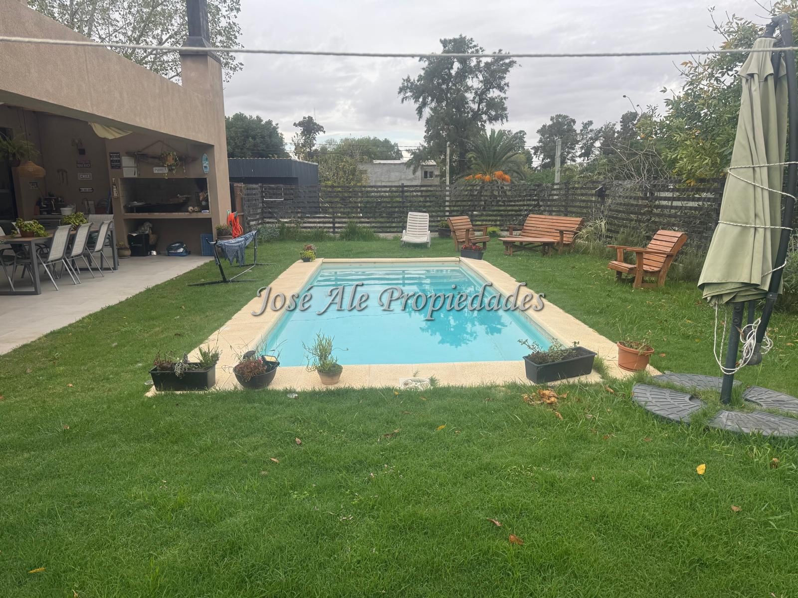 Imagen 9 de Casa transformada en hogar. Luminosidad y diseño que invita a quedarse, ubicada en una zona del Real de San Carlos elegida por la calidad de vida que brinda el entorno.