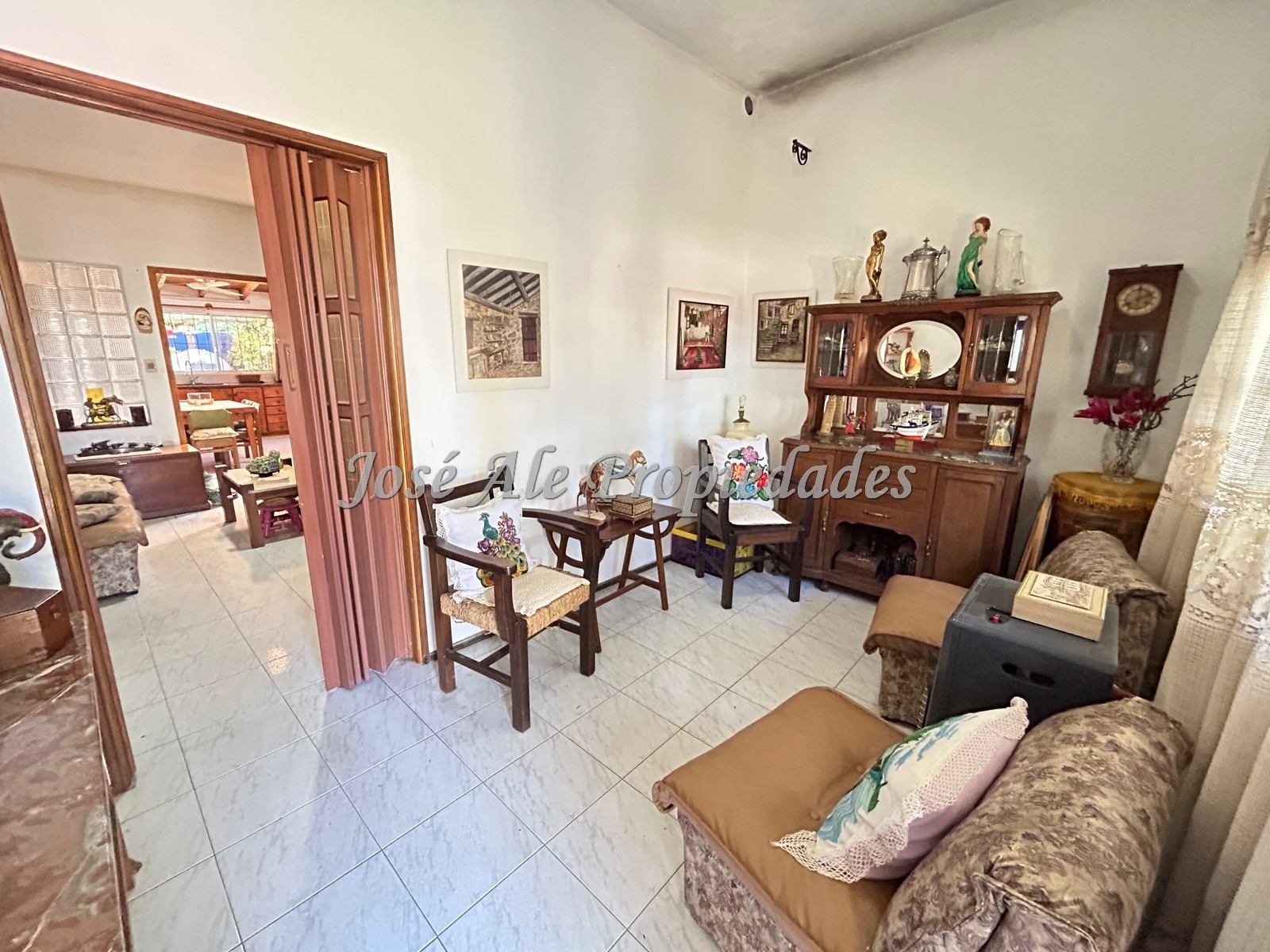 Imagen 3 de Hermosa propiedad ubicada en el Real de San Carlos, a metros de Av Principal Luis Alberto de Herrera, Colonia.