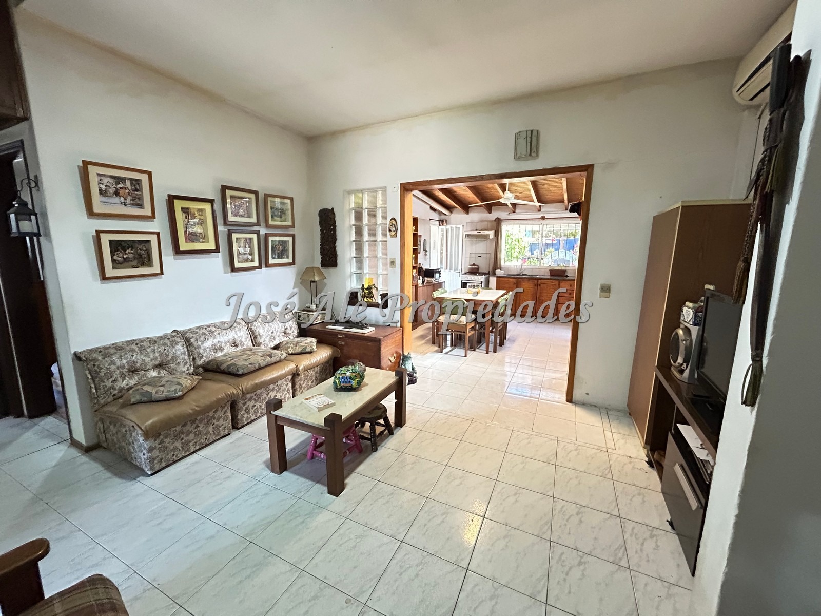 Imagen 4 de Hermosa propiedad ubicada en el Real de San Carlos, a metros de Av Principal Luis Alberto de Herrera, Colonia.