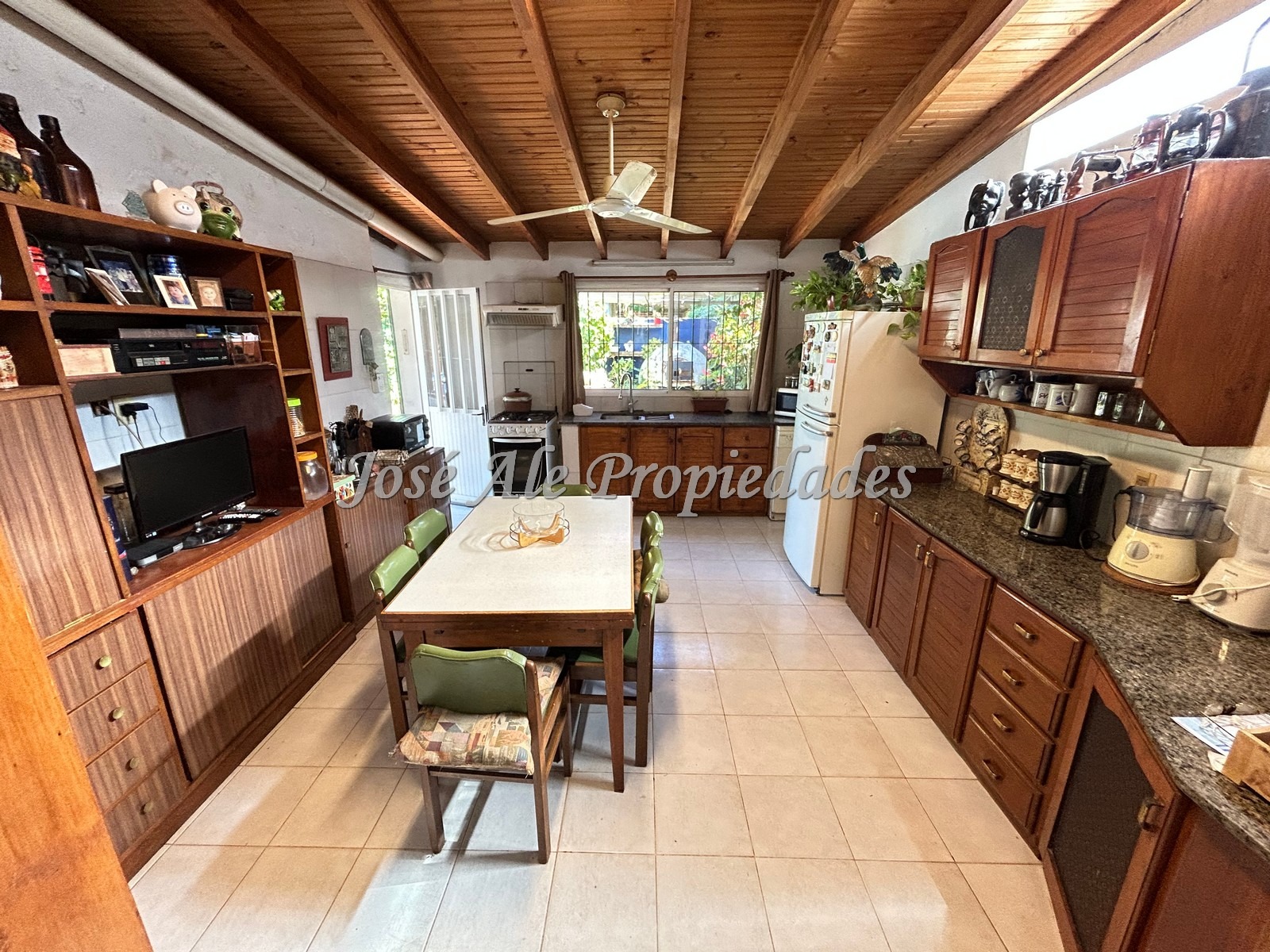 Imagen 5 de Hermosa propiedad ubicada en el Real de San Carlos, a metros de Av Principal Luis Alberto de Herrera, Colonia.