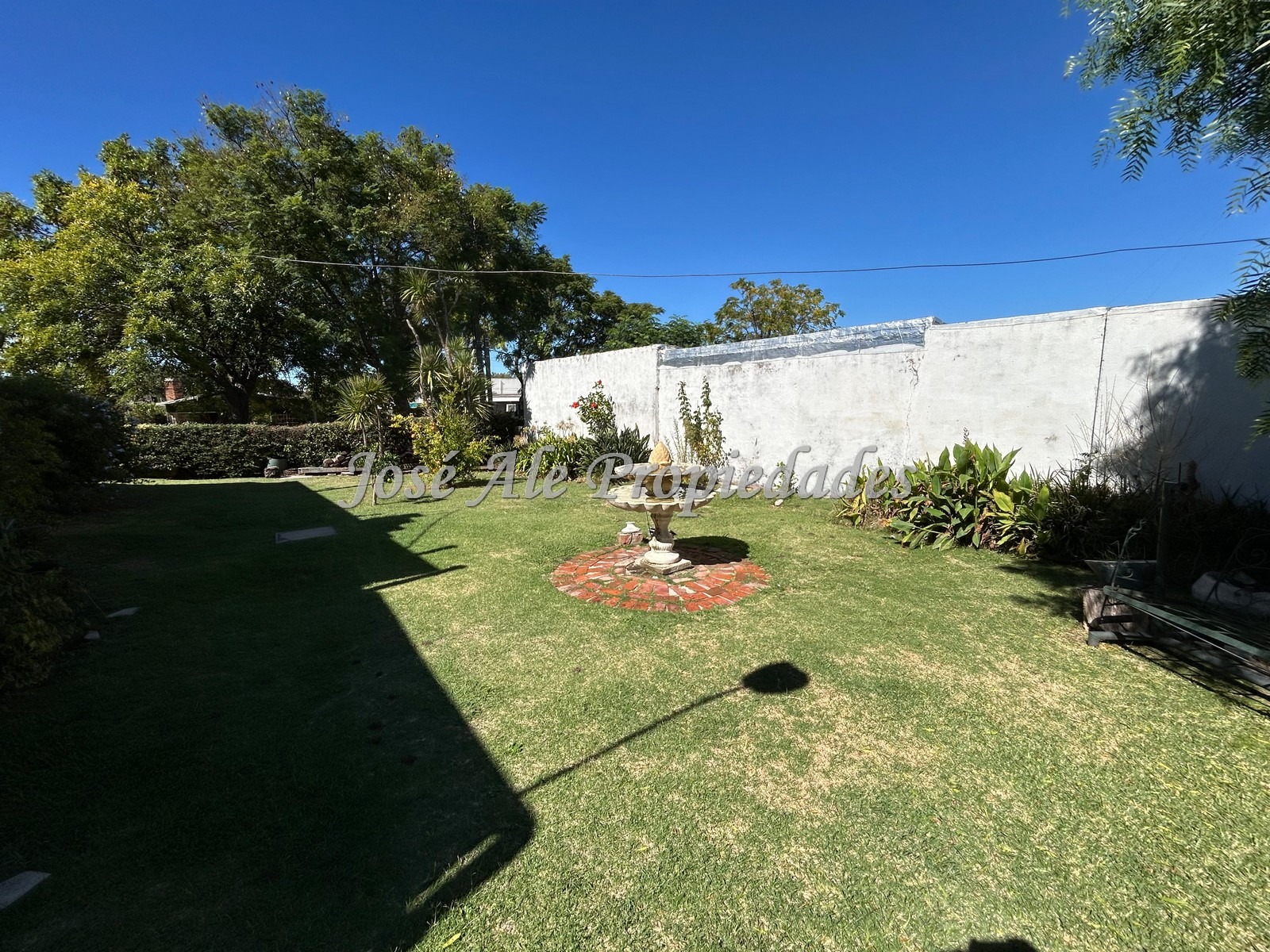 Imagen 9 de Hermosa propiedad ubicada en el Real de San Carlos, a metros de Av Principal Luis Alberto de Herrera, Colonia.