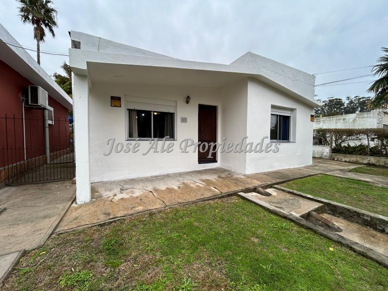 EN VENTA Casa de 2 dormitorios, ubicada a minutos del centro de la ciudad de Colonia.