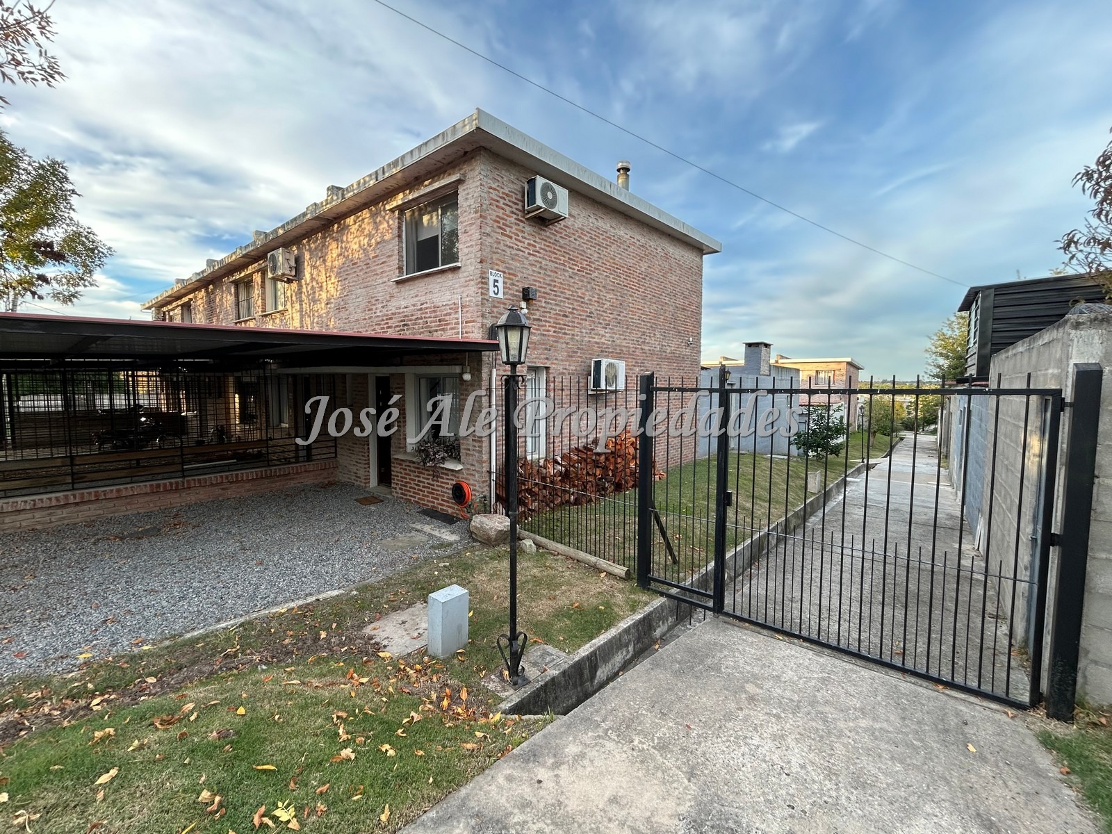 Imagen 2 de EN VENTA Impecable vivienda de 3 dormitorios, ubicada en excelente zona cerca de todos los servicios.