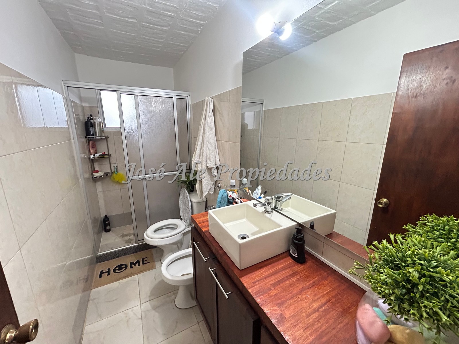 Imagen 4 de EN VENTA Impecable vivienda de 3 dormitorios, ubicada en excelente zona cerca de todos los servicios.