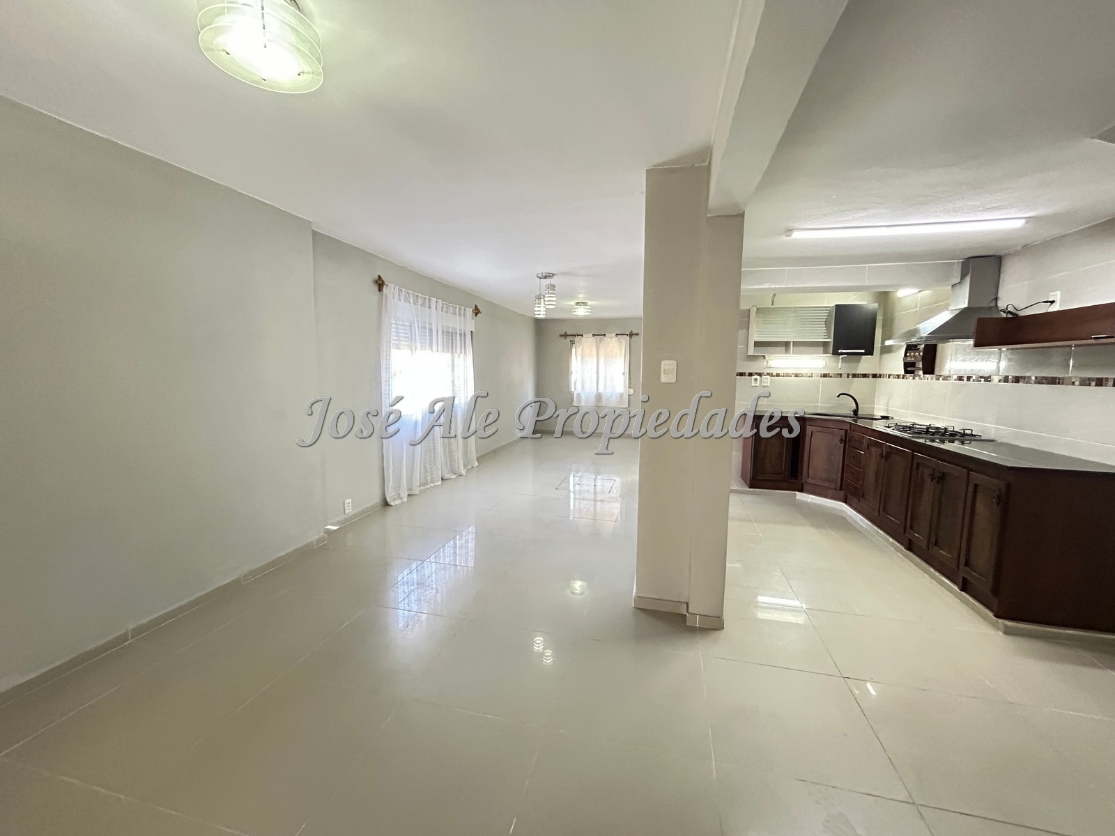 Imagen 2 de EN ALQUILER Casa ubicada en real de San Carlos, en una zona tranquila y próxima a servicios.