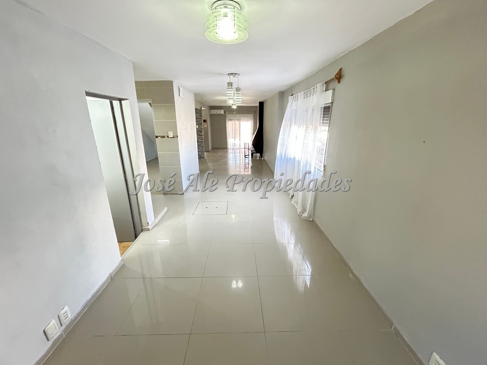 Imagen 4 de EN ALQUILER Casa ubicada en real de San Carlos, en una zona tranquila y próxima a servicios.