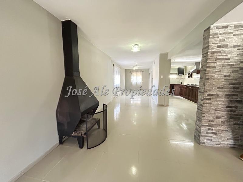 EN ALQUILER Casa ubicada en real de San Carlos, en una zona tranquila y próxima a servicios.