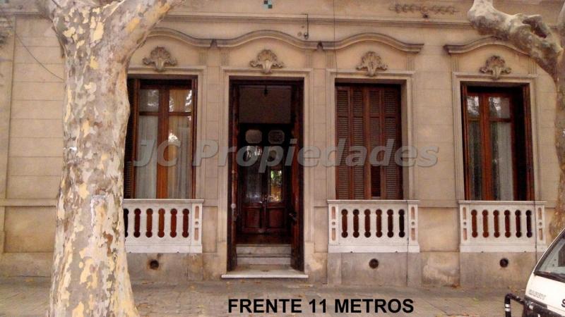 EN VENTA Importante propiedad situada sobre la principal avenida de la ciudad y dentro del Barrio Histórico.
